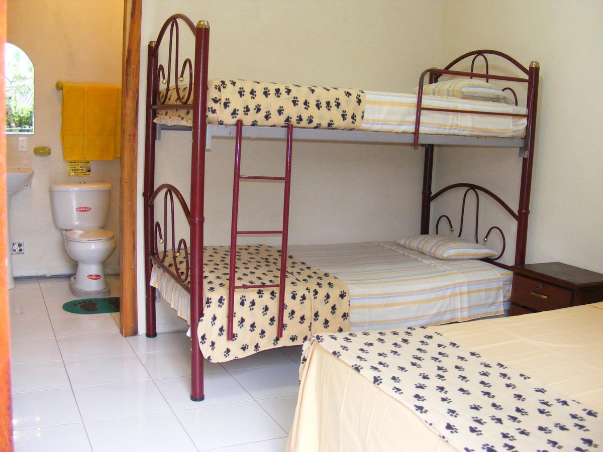 Hostal Maxima Puerto Lopez Exterior photo